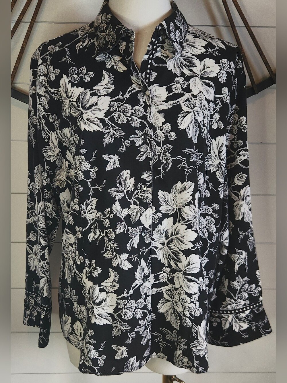 Foxcroft Button Up Black/White 100% Cotton Floral Blouse - Size 16